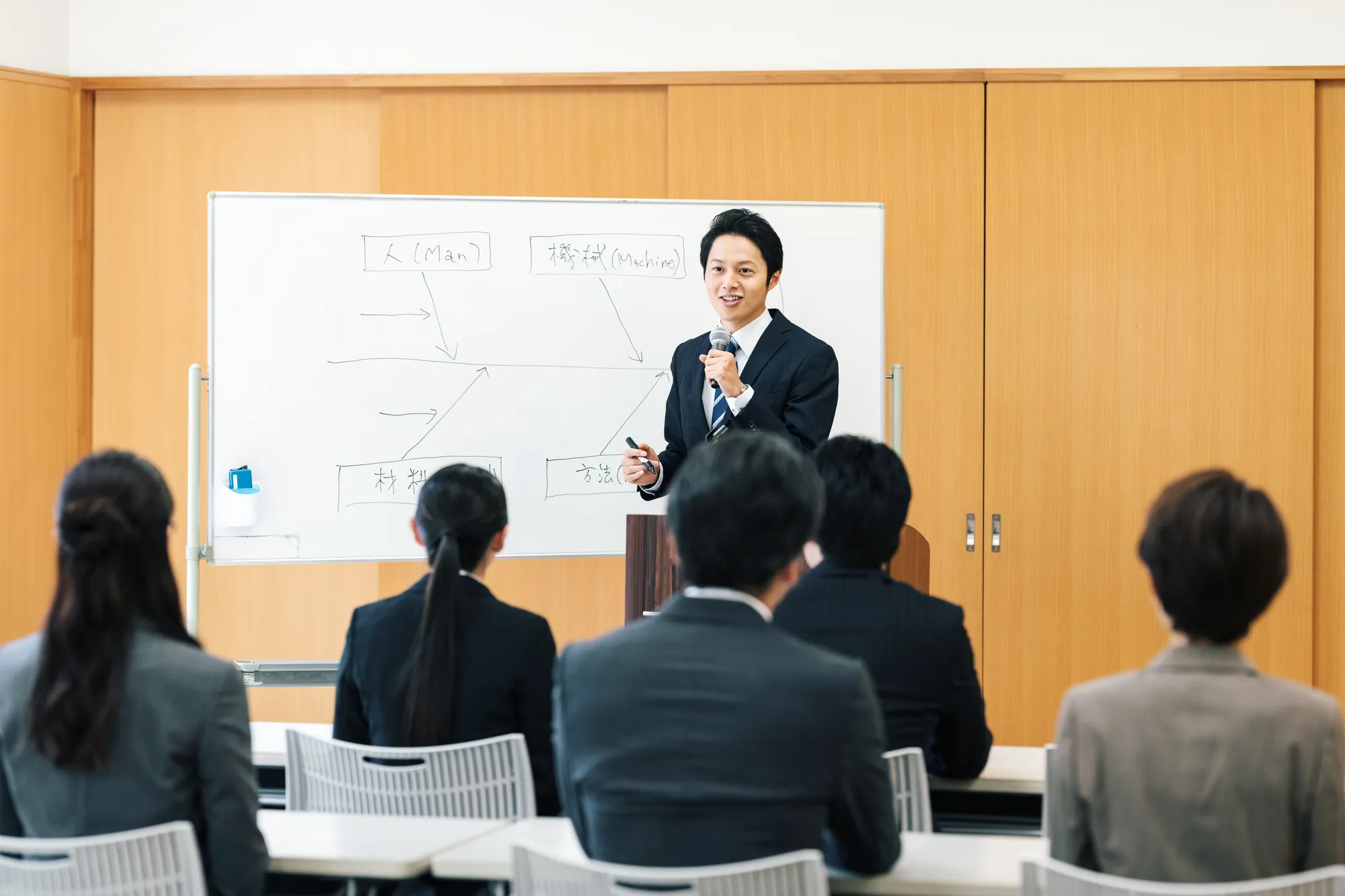 講師の話を真剣に聞く生徒たち