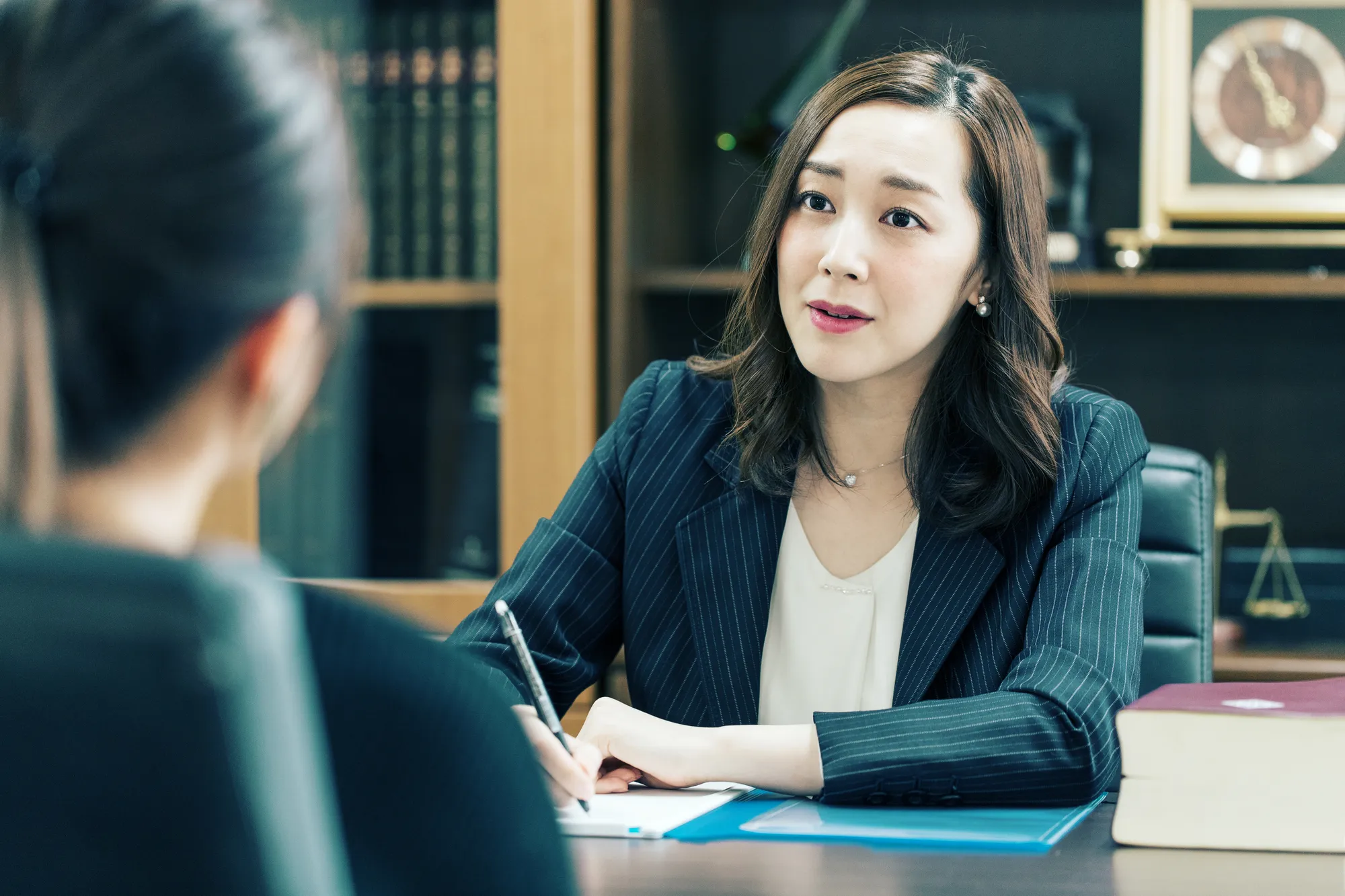 若い女性の相談に乗っている女性